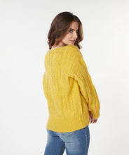 Afbeelding in Gallery-weergave laden, Sweater Cables V-neck W23.02700 Warm Olive
