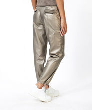 Afbeelding in Gallery-weergave laden, Trousers Cargo PU F23.11503 Soft gold
